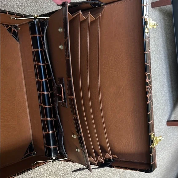 Elegant Black and Brown Crocodile Pattern Briefcase - Picture 14 of 16